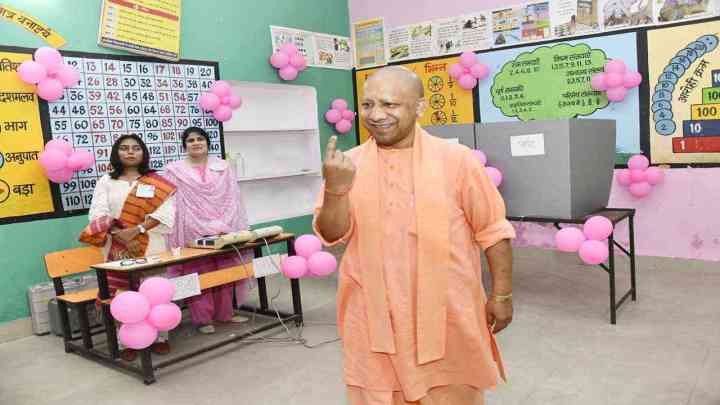 अपने बूथ के पहले वोटर बने मुख्यमंत्री योगी आदित्यनाथ, बोले मतदान अधिकार ही नहीं कर्तव्य भी