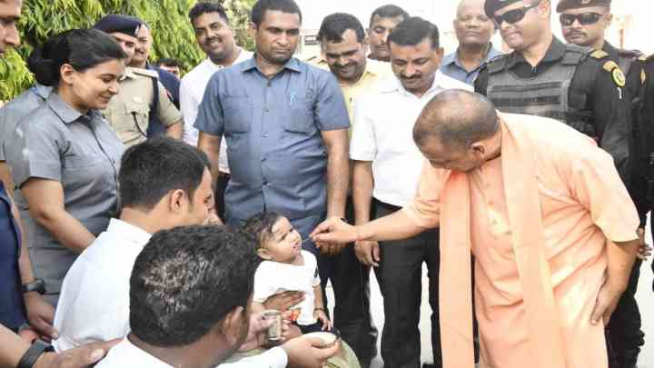 जनता दर्शन में सीएम योगी ने सुनीं 500 लोगों की समस्याएं, त्वरित कार्रवाई के दिए निर्देश