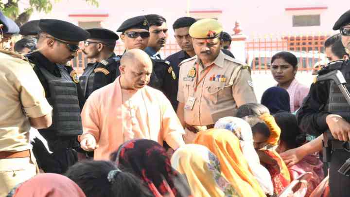सीएम योगी ने सुनी जनता दर्शन में 400 लोगों की समस्याएं, निस्तारण के लिए अफसरों को दिए निर्देश