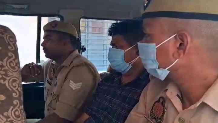 आयकर अधिकारी बनकर व्यापारी से वसूली करने पहुंचा दरोगा, ऐसे फूटा भांडा, अब सलाखों के पीछे