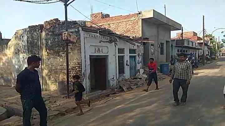 खनन माफियाओं का कहर! तेज़ रफ़्तार डंपर ने तोड़ा घर, लोग बोले- नशे में धुत था ड्राइवर