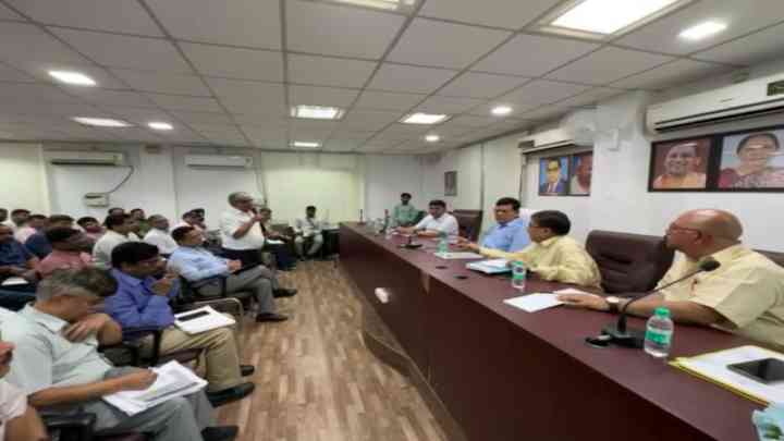 ऊर्जा मंत्री ने बिजली कटौती पर लेसा के अधिकारियों की लगाई क्लास, उपभोगताओं से बदसलूकी करने वाले कर्मचारियों पर कार्रवाई के निर्देश