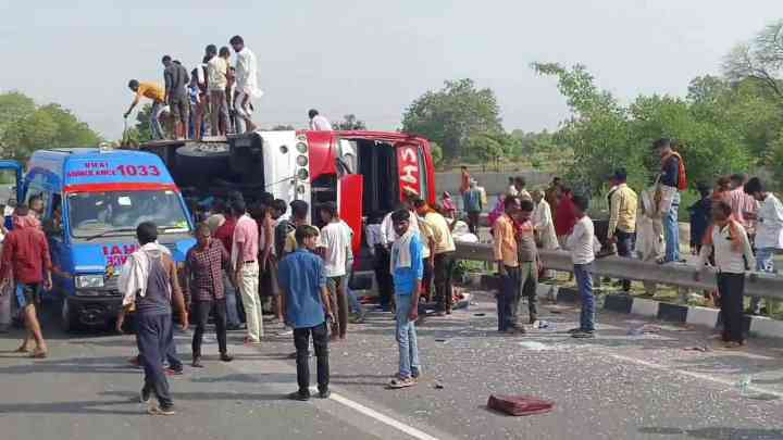सवारियों से भरी बस अनियंत्रित होकर पलटी, नेशनल हाईवे पर मची चीख पुकार