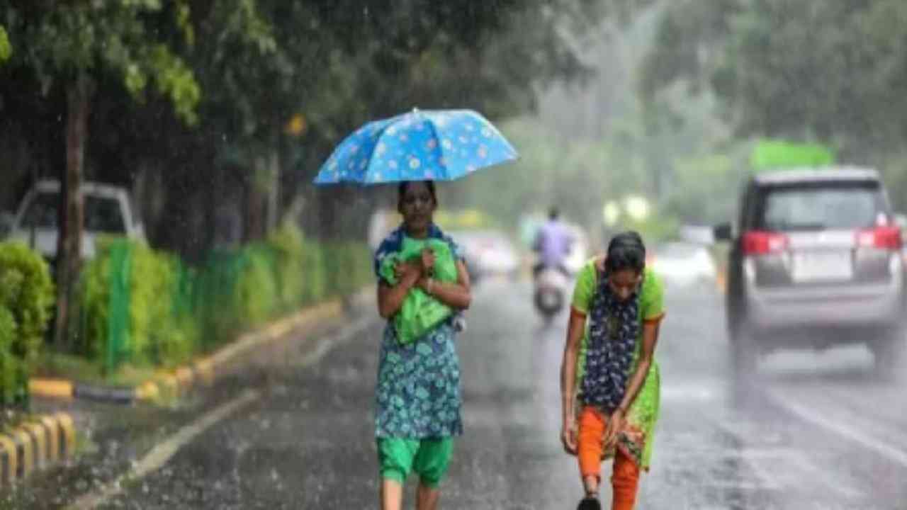 Weather Report: कानपुर, आगरा, लखनऊ समेत यूपी के कई जिलों में तेज बारिश, आने वाले 3 दिनों के लिए जारी किया गया अलर्ट