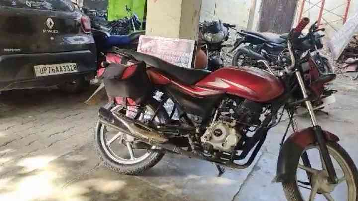 सवालों के घेरे में खाकी! चोरी की मोटरसाइकिल चलाते हुए दरोगा का वीडियो सोशल मीडिया पर वायरल  