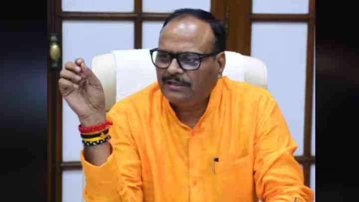 बदइंतजामी पर डिप्टी सीएम ब्रजेश पाठक हुए खफा, चिकित्सा अधीक्षक को हटाया