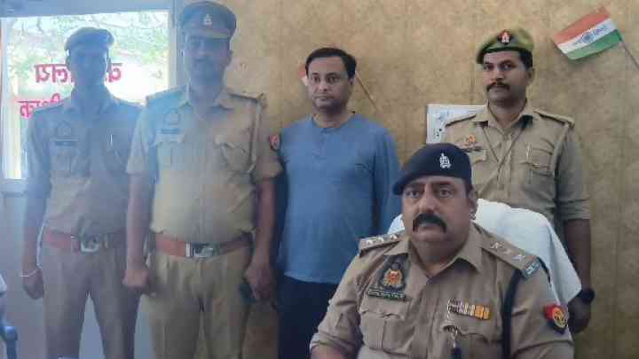 25 हजार का इनामी गिरफ्तार, फर्जी दस्तावेज दिखाकर करता था ठगी, 100 से ज्यादा लोगों को बना चुका है शिकार