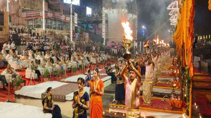 G20 Summit: विश्व प्रसिद्ध गंगा आरती में शामिल हुए विदेशी प्रतिनिधि, गंगा विलास क्रूज में की सवारी