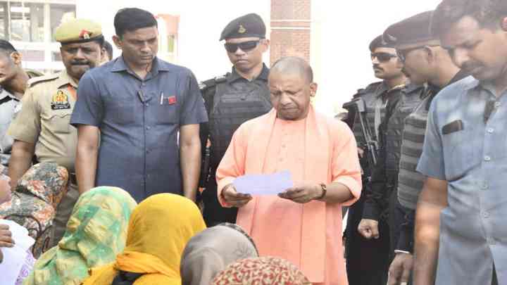 गोरखपुर: लगातार तीसरे दिन जनता दर्शन में मुख्यमंत्री ने सुनीं लोगों की समस्याएं