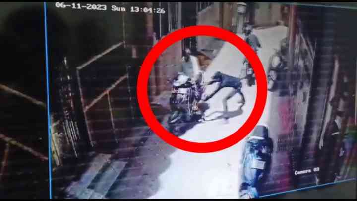 मथुरा: आंखों में मिर्ची डाल बदमाशों ने दिनदहाड़े लूटा चांदी से भरा थैला, सीसीटीवी में कैद
