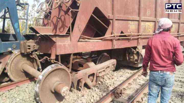 आगरा: मालगाड़ी और ट्रैक्टर के बीच टक्कर, पटरी से उतरे 4 पहिए, 6 लोग घायल