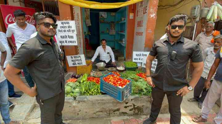 टमाटर की सिक्योरिटी! दुकानदार को सताया टमाटर की चोरी का डर तो खड़े कर दिए दो बाउंसर