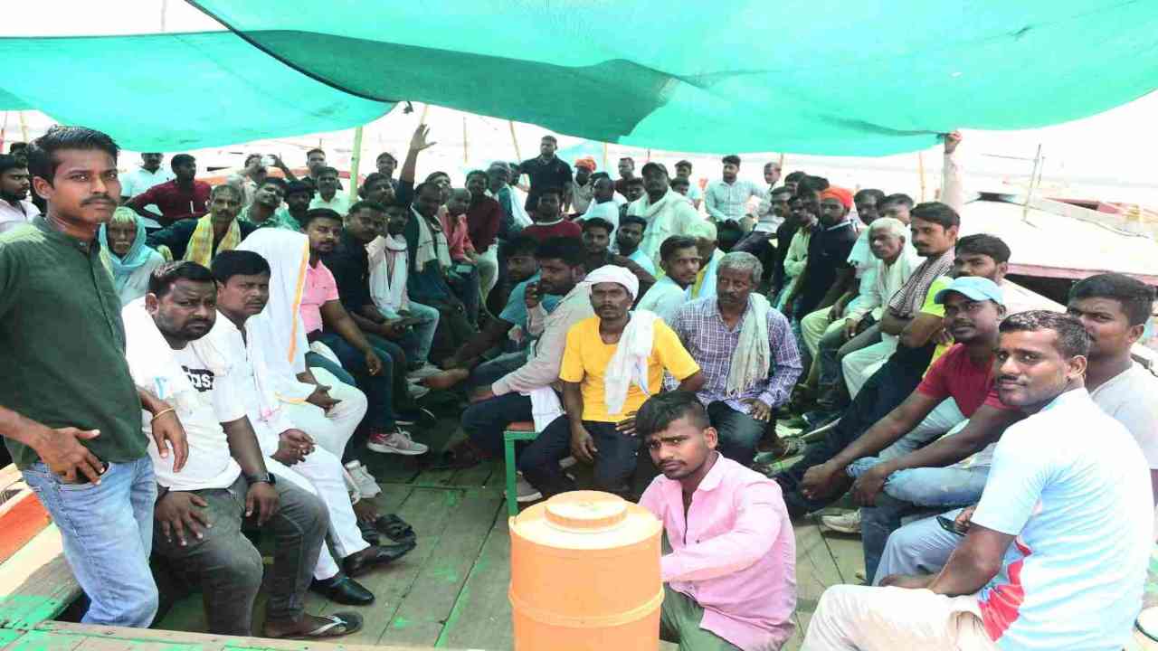 काशी में सावन के पहले सोमवार से गंगा घाट पर चलेगी Water Taxi, हड़ताल पर बैठे नाविक