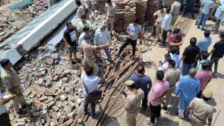 अमरोहा में मल्टिप्लेक्स की दीवार तोड़ते समय 9 मजदूर दबे, 2 की मौत, 7 गंभीर घायल