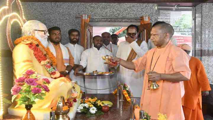 गुरु पूर्णिमा के दिन सीएम योगी ने की गुरु पूजा, शिवावतार गुरु गोरक्षनाथ एवं नाथ पंथ के गुरुजन का लिया आशीर्वाद