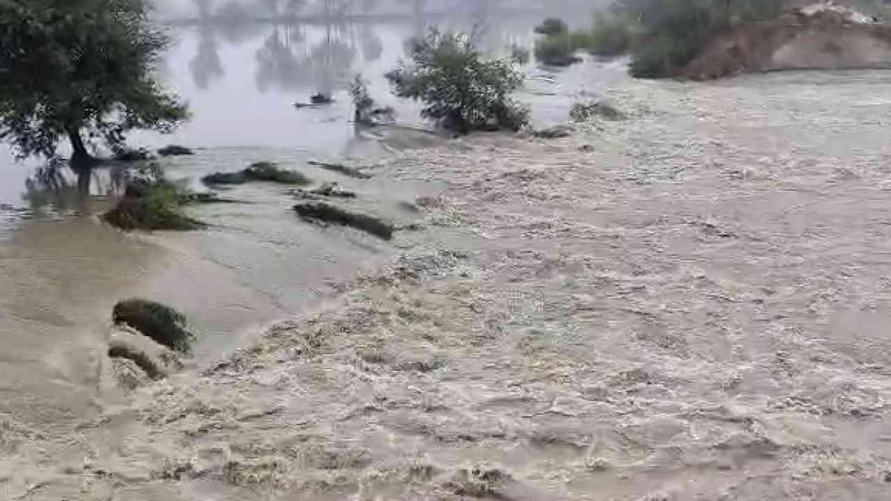 उफान पर यमुना नदी, अलीपुर बांध टूटा, NDRF की टीमें तैनात