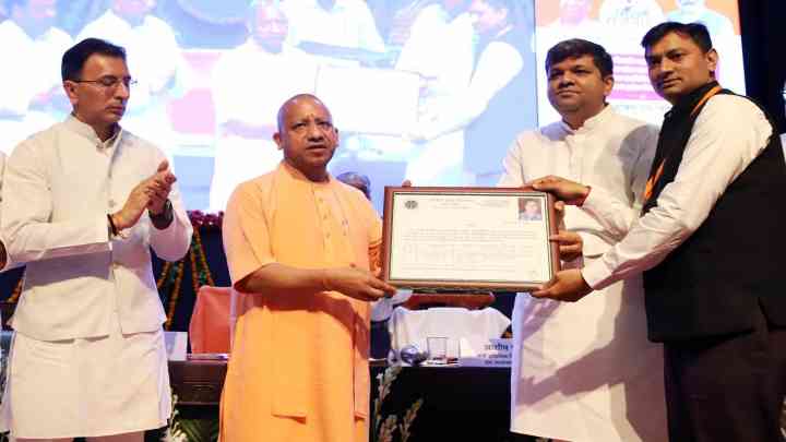 मिशन रोजगार: सीएम योगी ने 400 नव चयनितों को सौंपे नियुक्ति पत्र  