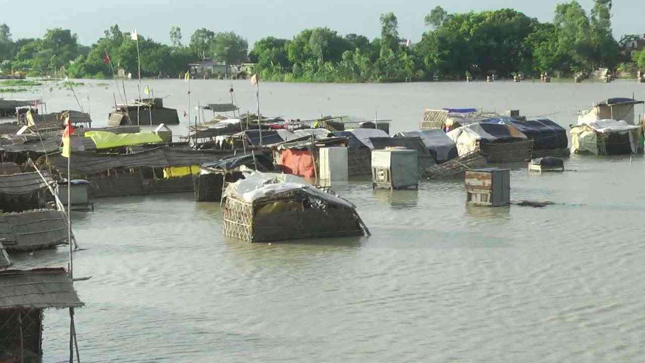 फर्रुखाबाद: खतरे के निशान से ऊपर गंगा का जलस्तर, 100 के ज्यादा गांव प्रभावित, मची तबाही!