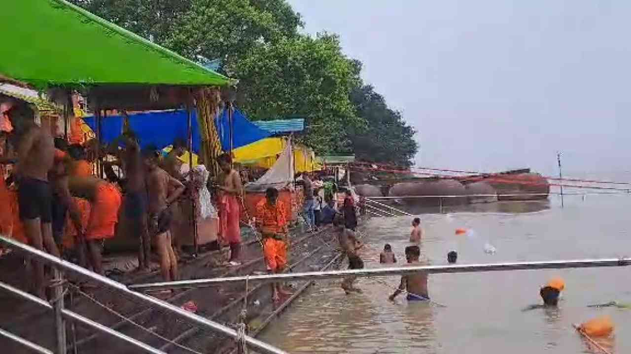 फर्रुखाबाद: गंगा घाटों और शिव मंदिरों में भक्तों की भीड़, कांवड़ चढ़ाने के लिए पहुंच रहे कांवड़िये  