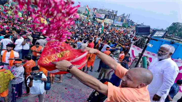 कांवड़ियों पर फूल बरसाने को सहारनपुर से मेरठ पहुंचे सीएम योगी, हेलीकॉप्टर से भी की गई पुष्पवर्षा