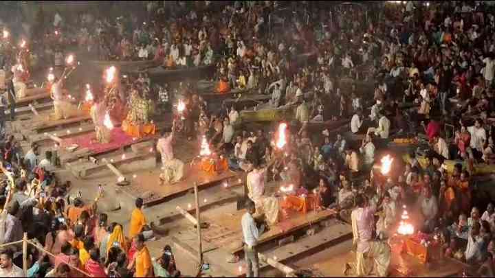 धर्मनगरी में पहली बार हुआ ऐसा परिवर्तन, गंगा के बढ़ते जलस्तर के कारण बदला गया विश्व प्रसिद्ध मां गंगा की आरती का स्थान