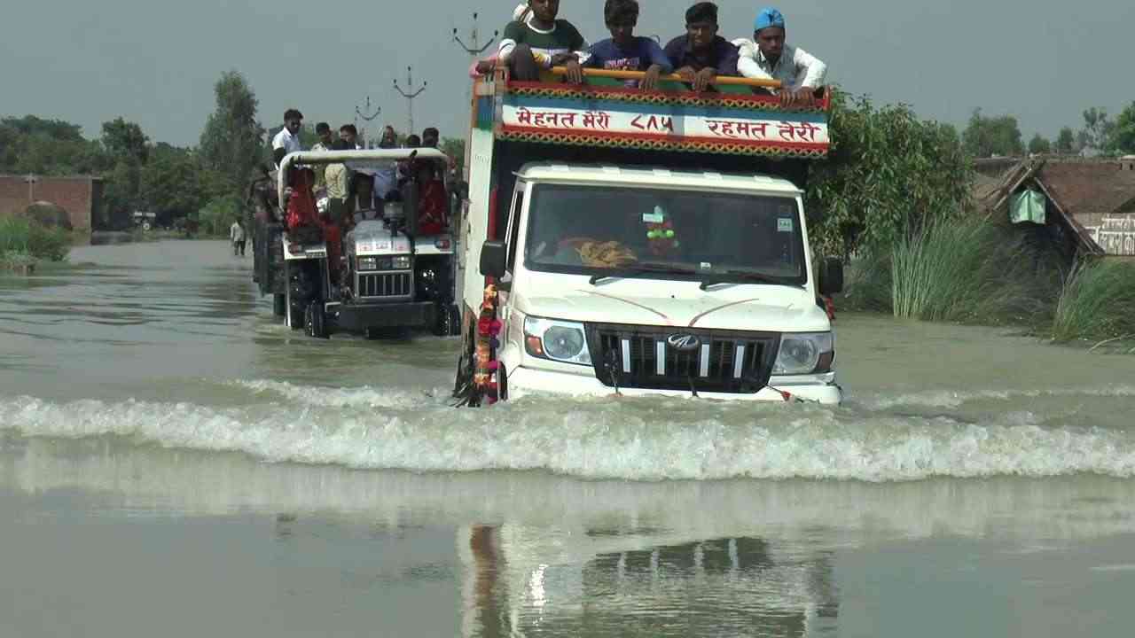 फर्रुखाबाद: बाढ़ से पैसे कमा रहे लोग, पानी से वाहन निकालने के लिए कर रहे वसूली