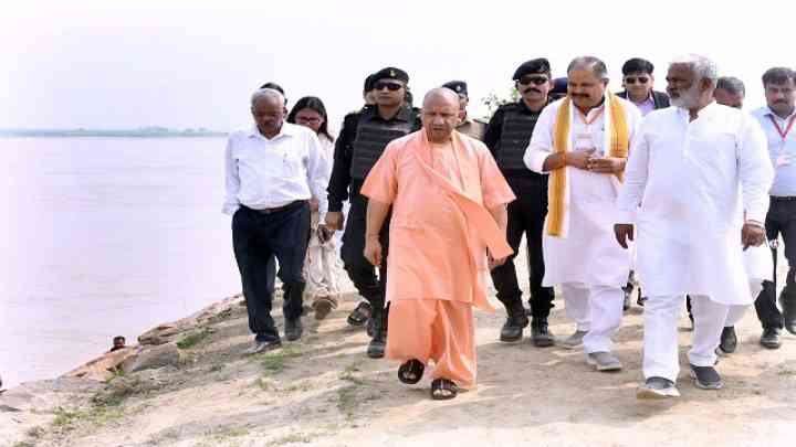 गोंडा में बाढ़ से बचाव की तैयारियों का जायजा लेने पहुंचे सीएम योगी, बोले- हमारी तैयारियां पूरी