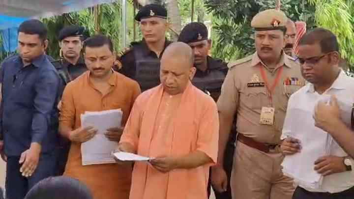 गोरखपुर दौरे के दूसरे दिन CM योगी आदित्यनाथ ने लगाया जनता दरबार, प्रदेश के कोने-कोने से आए हुए फरियादियों की सुनी समस्याएं