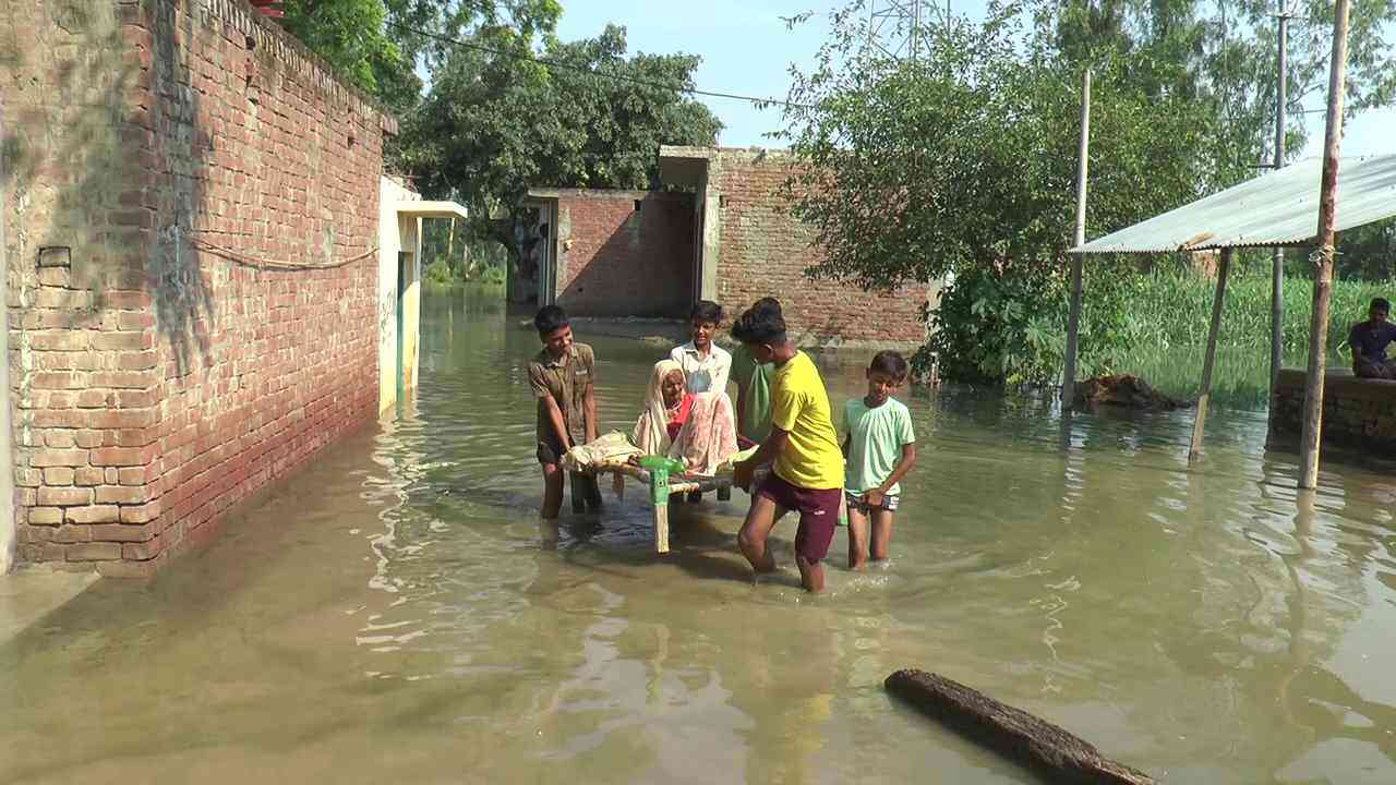 गंगा का पानी बाढ़ ग्रस्त इलाके के लोगों के लिए बना जानलेवा, 6 लोगों की डूबने से मौत