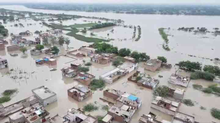 मथुरा: यमुना के पानी से एक दर्जन गांवों में बाढ़, जीवन हुआ तहस-नहस, देखें बर्बादी की तस्वीरें