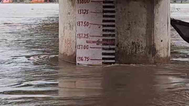 यूपी में रौद्र रूप में आईं यमुना, खतरे के निशान के करीब, लोग भयभीत