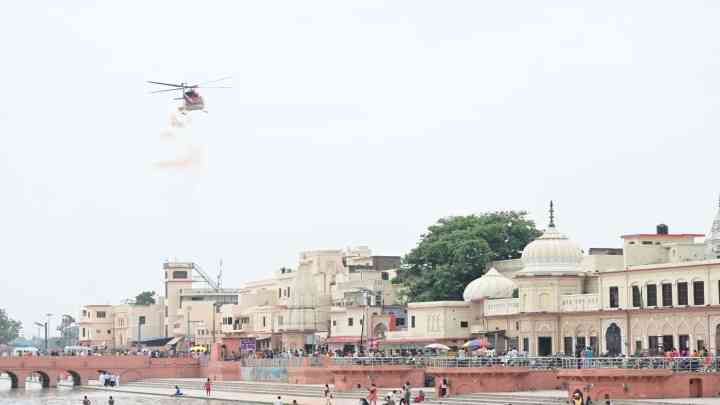 सावन के तीसरे सोमवार पर शिव भक्तों पर योगी सरकार ने बरसाए फूल, इन जगहों पर हुई पुष्पवर्षा