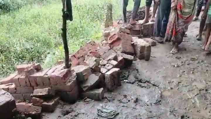 एटा: दो दिनों से हो रही लगातार बारिश के कारण टूटी मकान की दीवार, दादा-पोता नीचे दबे, मासूम की मौत