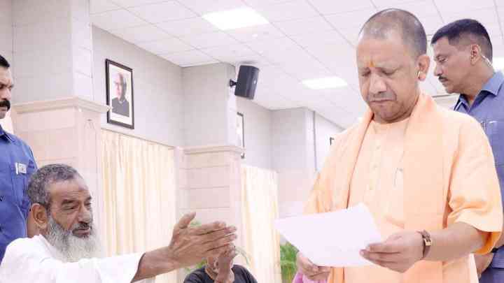 लखनऊ: जनता दरबार में लगी फरियादियों की लंबी लाइनें, सीएम ने सुनीं 500 लोगों की समस्याएं