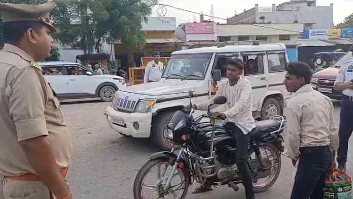 मिर्ज़ापुर: सीएम के निर्देश पर ट्रैफिक पुलिस ने चलाया अभियान, जाति सूचक शब्द लिखीं 500 से ज्यादा गाड़ियों पर कार्रवाई