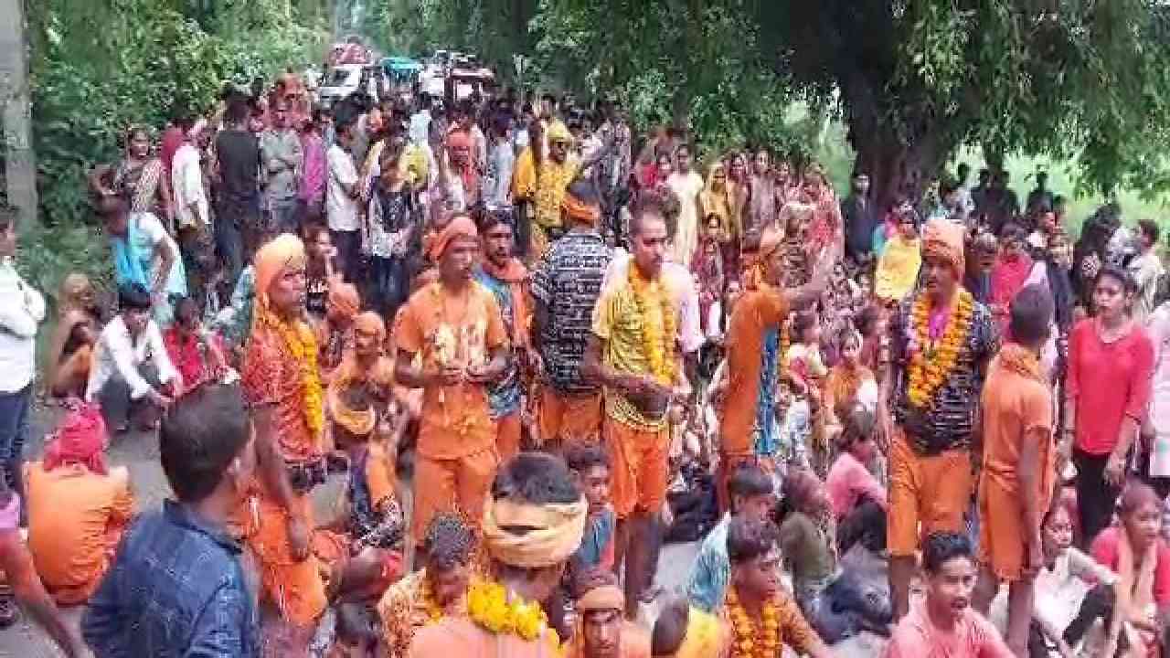 पीलीभीत: ग्रामीणों पर लगा कांवड़ियों को थप्पड़ मारने का आरोप, गुस्से में रोड जाम कर किया जमकर हंगामा