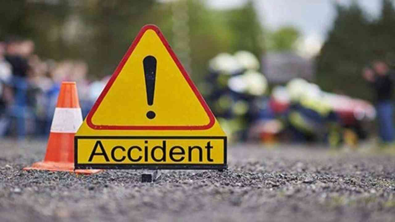 UP में सड़क दुर्घटना, 2 की मौत, 16 घायल