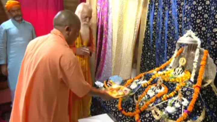 सीएम योगी का अयोध्या दौरा: रामलला की आरती में शामिल हुए मुख्यमंत्री, संतों से की मुलाकात