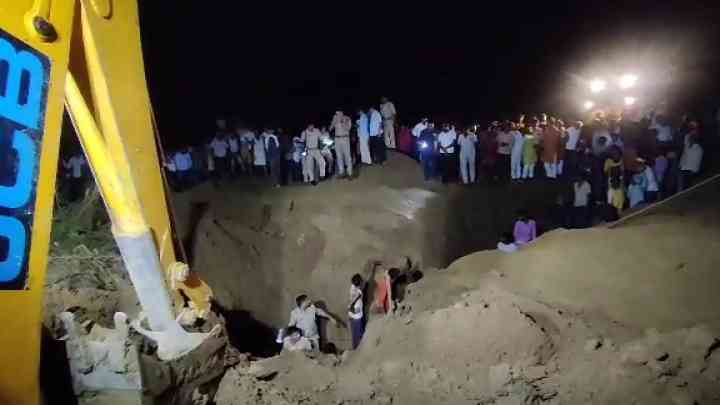 एटा: कुएं में गिरी भैंस को निकालने गए 4 युवक मिट्टी में दबे, पुलिस ने रेस्क्यू कर बचाई जान