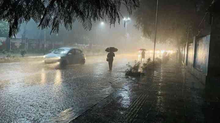 UP WEATHER UPDATE: यूपी में होगी भारी बारिश, पश्चिमी और पूर्वी यूपी में अलर्ट, शनिवार से कम होगा मानसून का असर