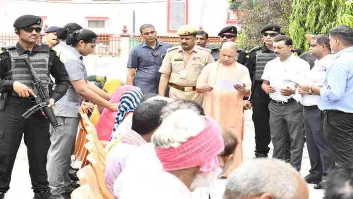 लखनऊ: सीएम योगी ने लगाया जनता दरबार, सुनी 200 फरियादियों की समस्याएं, लोगों को दिया समाधान का आश्वासन