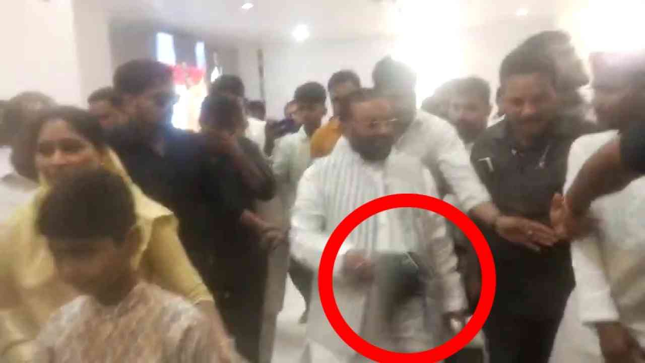 सपा महासम्मेलन में स्वामी प्रसाद मौर्या पर फेंका गया जूता, वकील के भेष में किया था हमला