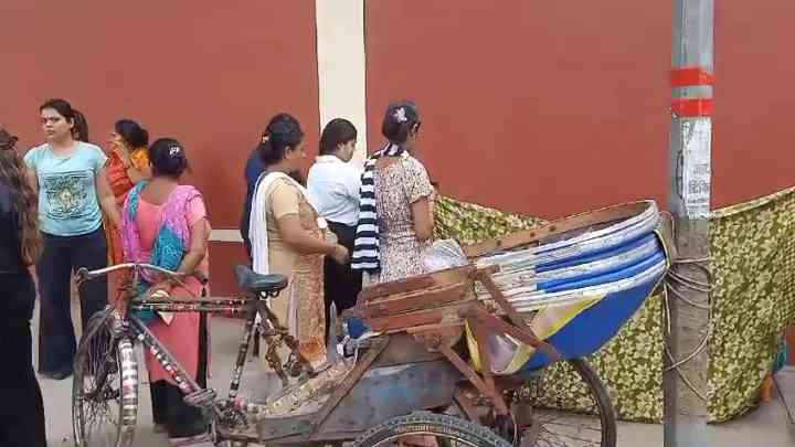 लखनऊ: राजभवन के सामने सड़क पर हुआ प्रसव, बच्चे की मौत, डिप्टी सीएम ने दिए जांच के आदेश