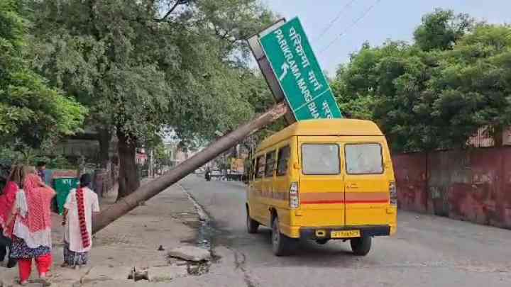 मथुरा: बच्चों को लेने जा रही स्कूल वैन पर गिरा साइन बोर्ड, बाल-बाल बची जान