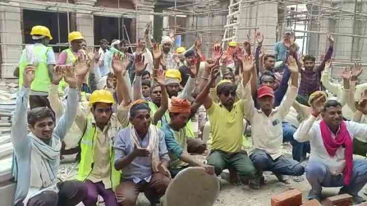 CM योगी के ड्रीम प्रोजेक्ट विंध्य कॉरिडोर में काम कर रहे मजदूर धरने पर बैटे, काम किया बंद