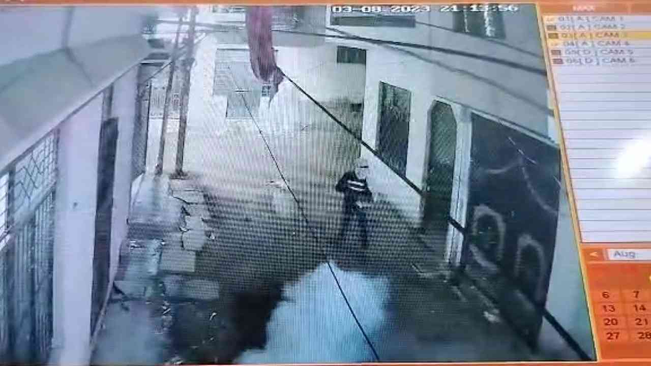 CCTV: अतीक अहमद के इलाके में बमबारी, नकाबपोश बदमाशों ने युवक पर किया हमला