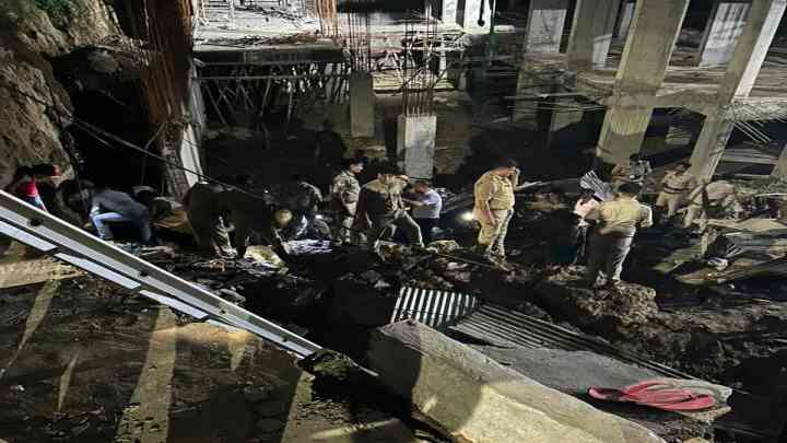 लखनऊ में बड़ा हादसा, निर्माणाधीन अपार्टमेंट का हिस्सा धंसा, 5 झोपड़ियां भी जमीदोज, दो माह की मासूम समेत पिता की मौत, 12 लोगों को रेस्क्यू किया गया