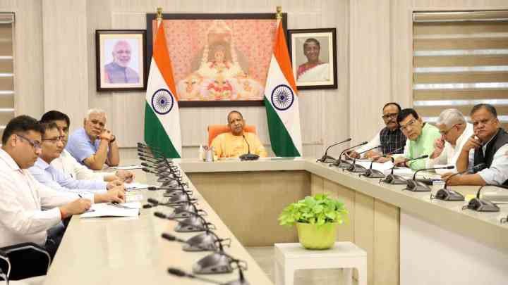 मुख्यमंत्री योगी ने की संचारी रोगों की स्थिति की समीक्षा, नियंत्रण के लिए दिए दिशा-निर्देश