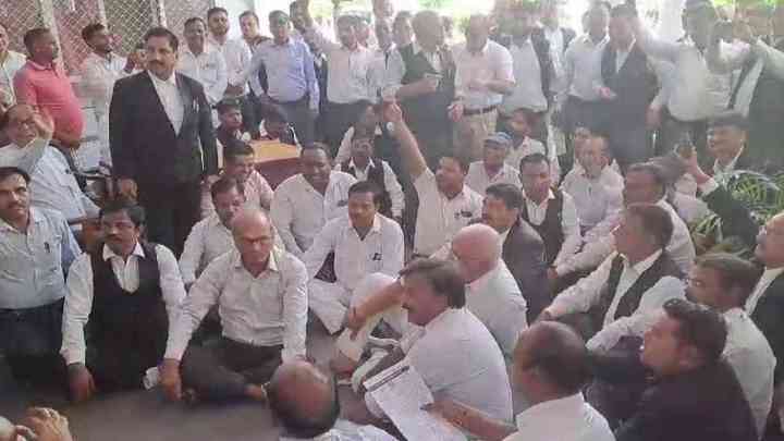 हापुड़ घटना: वकीलों पर हुए लाठीचार्ज के मामले में मुख्यमंत्री ने बनाई 3 सदस्यीय समिति