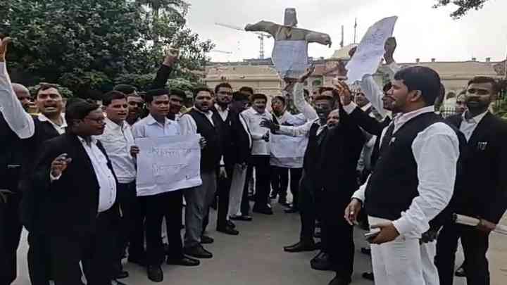 प्रयागराज: हापुड़ मामले को लेकर अधिवक्ताओं की हड़ताल 20वें दिन भी जारी
